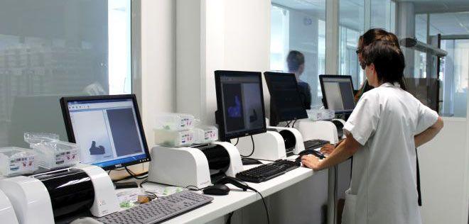 Custom earplug manufacturing: 3D scan of the molds Cotral Lab technician scanning the molds for each custom ear plug
